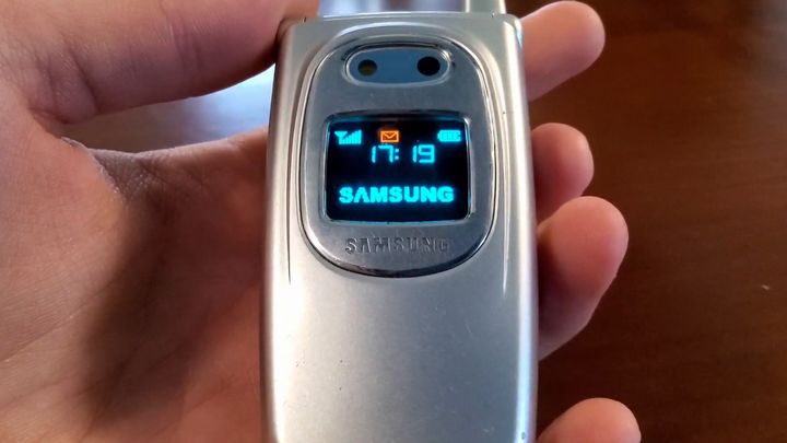 20 lat temu Samsung miał telefon komórkowy z tak specjalnym przyciskiem, że w sklepach musieli wyjmować z niego baterię