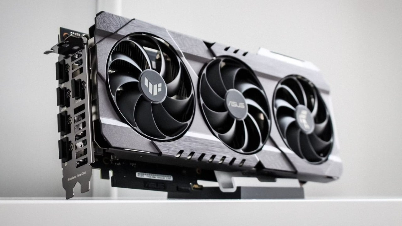 To zdjęcie RTX 5080 w obudowie uświadamia, jak urosły karty graficzne na przestrzeni ostatnich lat