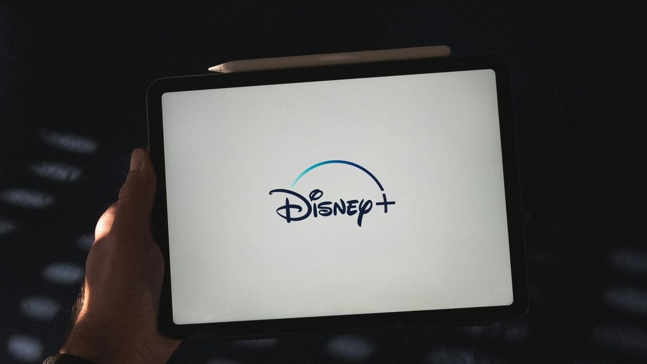 Disney+ zaskakuje kryminałem: już dziś 3 odcinki nowego serialu pełnego akcji
