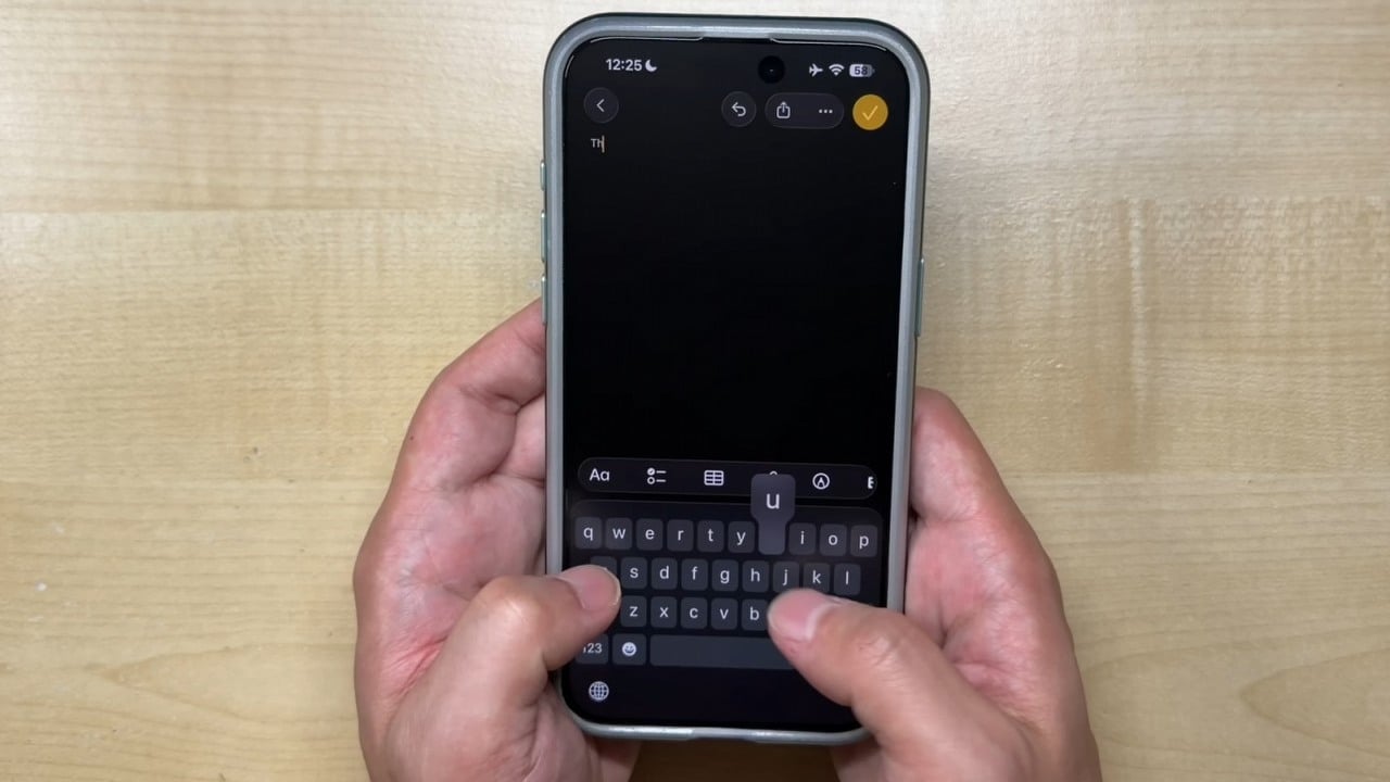 IOS 26 zepsuł klawiaturę na iPhone'ach. „Moje pisanie od razu się pogorszyło”