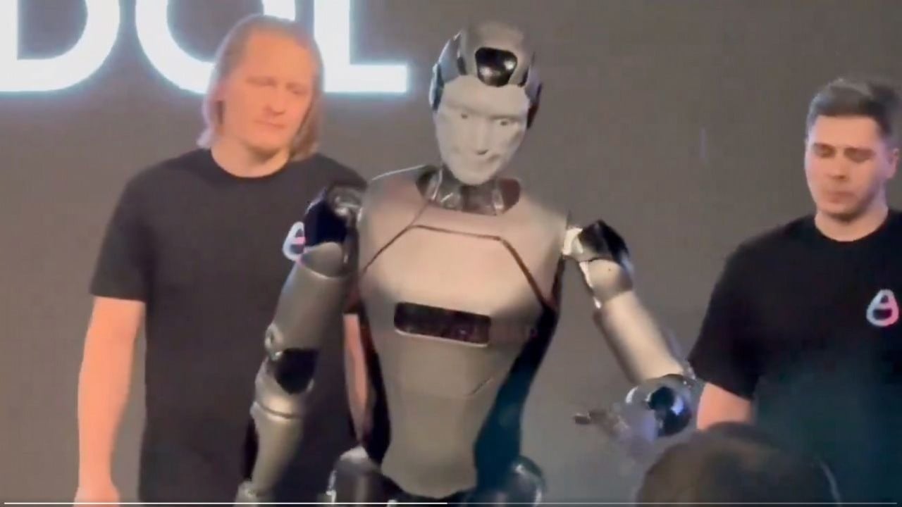 Nowy robot z Rosji miał zachwycić, ale zaliczył glebę w trakcie pokazu i stał się pośmiewiskiem w sieci