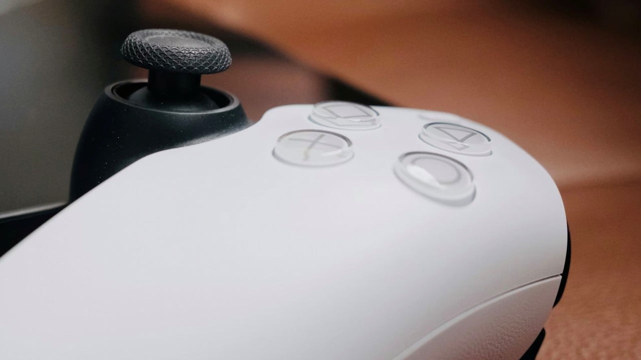 Działania Sony zdradzają powstawanie handhelda PS6. Firmie zależy na wprowadzaniu oszczędzania energii w grach PS5