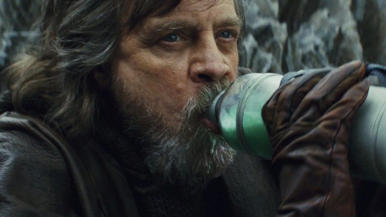 Fakt, iż Luke w Gwiezdnych wojnach stał się pustelnikiem, wydał się wielu fanom dziwny - istnieje jednak wyjaśnienie, o którym film milczy