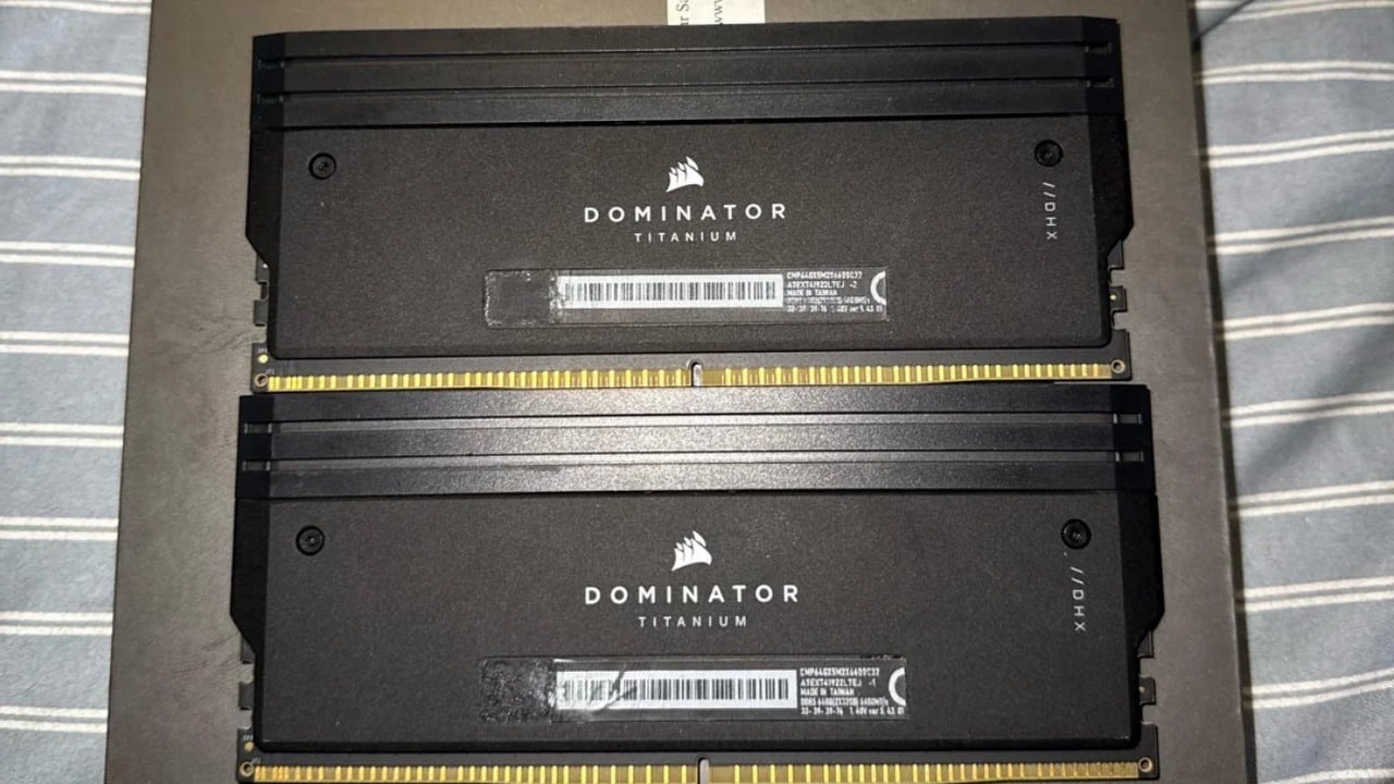 Gracz kupuje pamięć RAM za ponad 1600 zł, otrzymuje kopię, która wygląda jak oryginał, ale świeci się kolorowymi światłami i jest warta tylko ułamek ceny oryginału