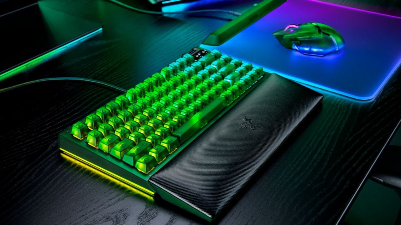 Klawiatura zachwyca, myszka waży swoje, a podkładka świeci jak szalona. Razer zaszalał z serią Phantom Green