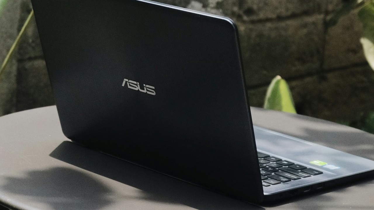 Od dzisiaj ASUS podnosi ceny, ale podwyżek jeszcze nie widać. Podrożeć ma „część” sprzętu producenta