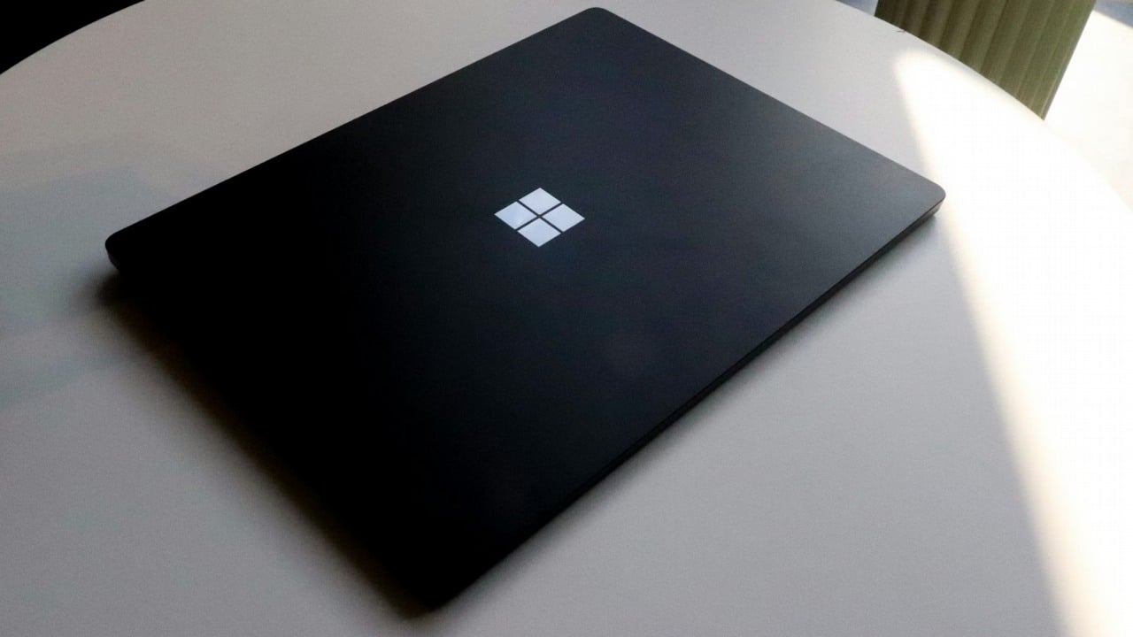 Użytkownik komputera chce skonfigurować system Windows 11, gdy pojawia się asystent AI i podaje wskazówki, które są nieaktualne od czasów systemu Windows Vista