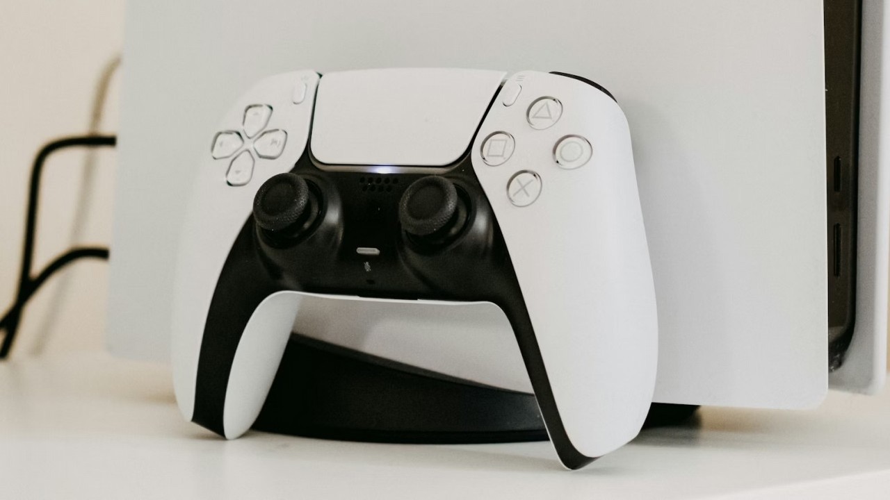 Sony opatentowało nietypowy kontroler, który może całkowicie zmienić to, jak gracze postrzegają sterowanie w grach