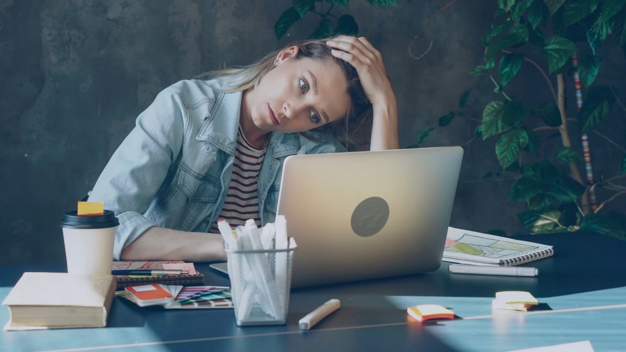 Fani AI wypalają się najszybciej; pracownicy biorą na siebie więcej obowiązków niż są w stanie udźwignąć