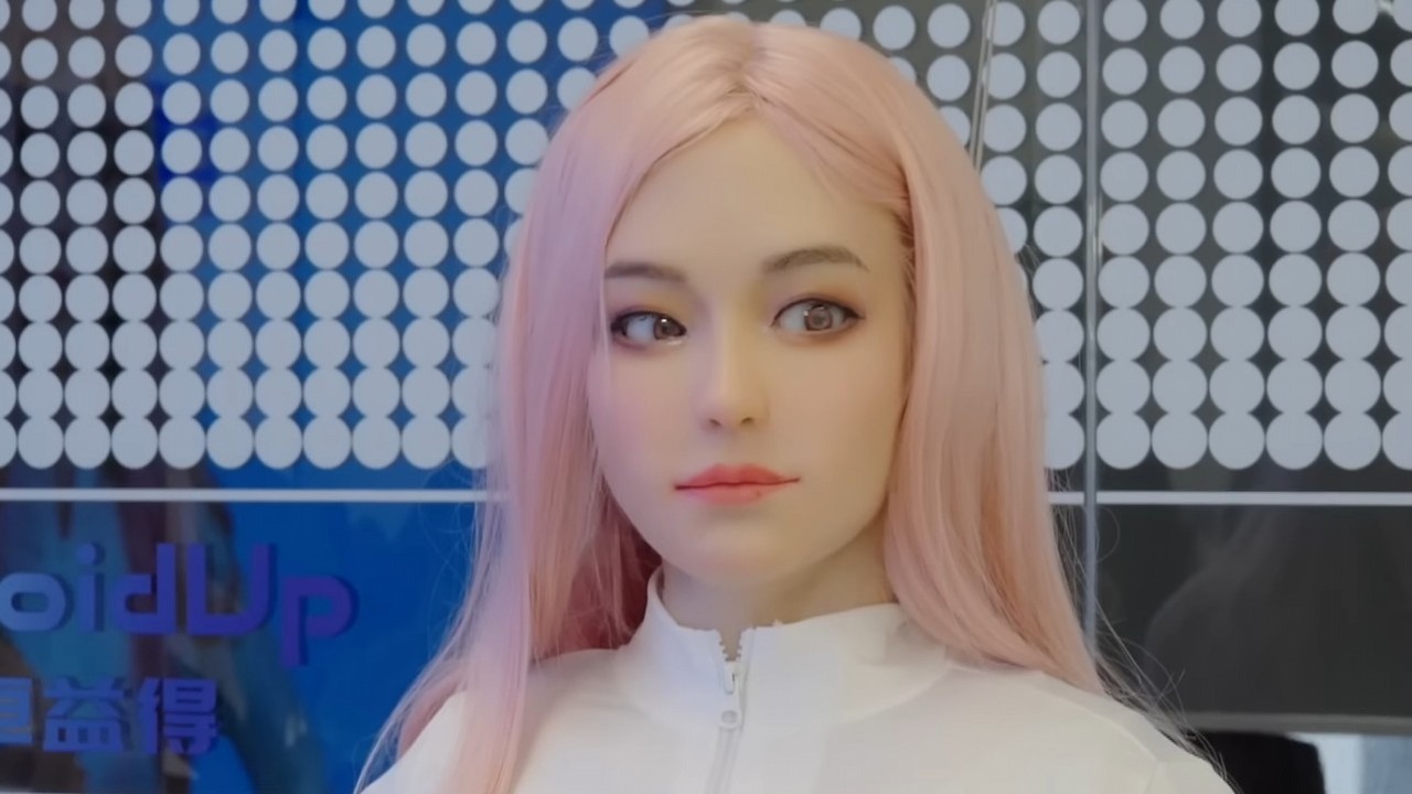 Chiński robot-towarzysz generuje ciepło i porusza się jak człowiek, ale jego cena sprawia, iż to produkt dla bogatych