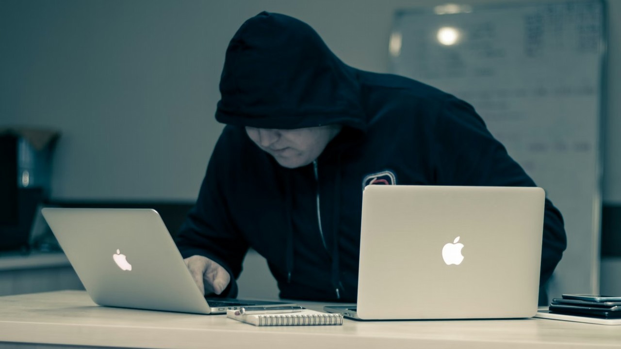 Anthropic oskarża chińskie firmy o kradzież AI. Internauci odpowiadają: „Sami kradliście”