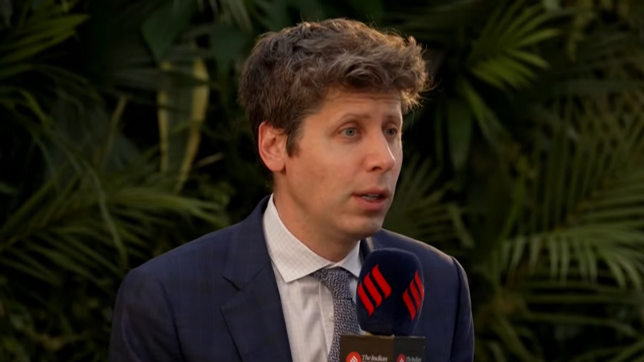 „Wytrenowanie człowieka też kosztuje energię”. Sam Altman broni branży AI
