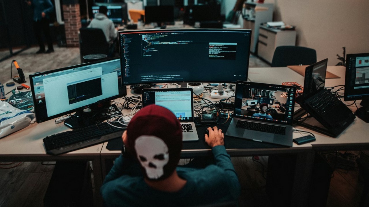 Haker zmanipulował AI do ataku na państwowe serwery. Claude i ChatGPT wspomogły oszusta, który ukradł 150 GB danych