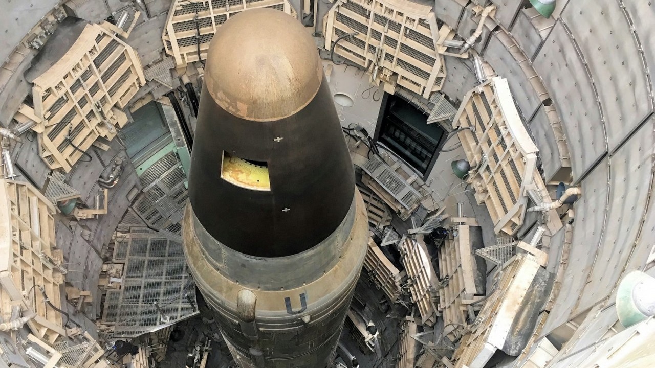 AI bez wahania sięga po broń nuklearną; w 95% przypadków ChatGPT nacisnął „czerwony guzik”