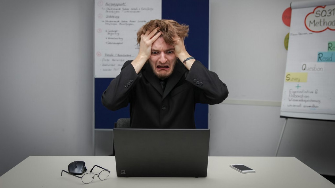 20 000 razy wolniejszy kod i halucynacje. AI w firmach nie działa tak dobrze, jak się wydaje i wiele z nich tylko udaje, iż wie, co robi