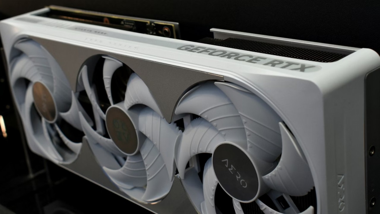 Ten RTX 5090 za 4 000 dolarów z zewnątrz wyglądał nienagannie: pod radiatorem kryła się zuchwała kradzież, po której handlarzowi został tylko przycisk do papieru