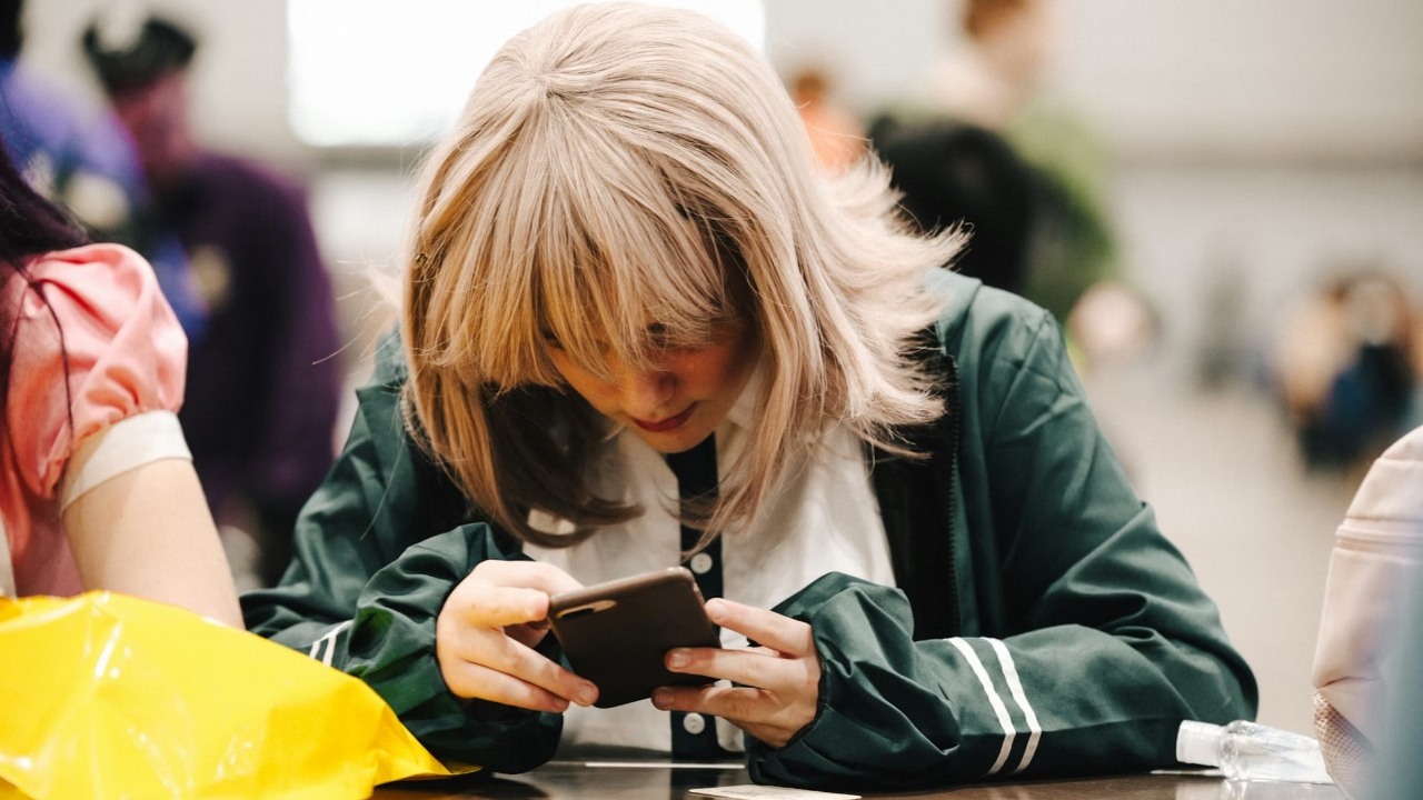 Uczniowie podstawówek całkowicie stracą dostęp do telefonów, choćby na przerwach, jednak w szkołach średnich mogą odetchnąć z ulgą