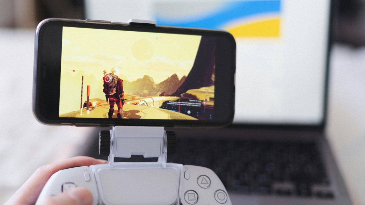 Przez lata przyzwyczailiśmy się do klasycznych padów: nowy patent Sony chce zamienić twój telefon w kontroler dla PS5 lub PS6