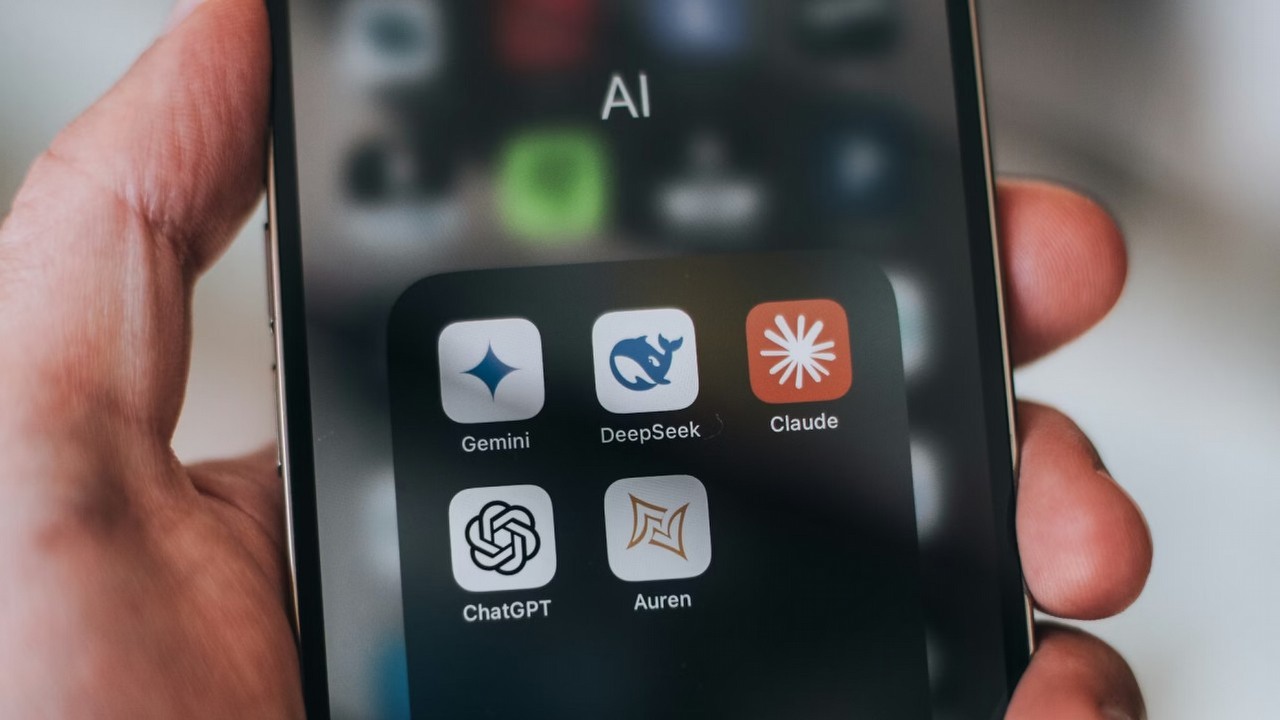 Sztuczna inteligencja zawiera sojusze i kłamie w obronie innych modeli. Specjaliści potwierdzają to zjawisko