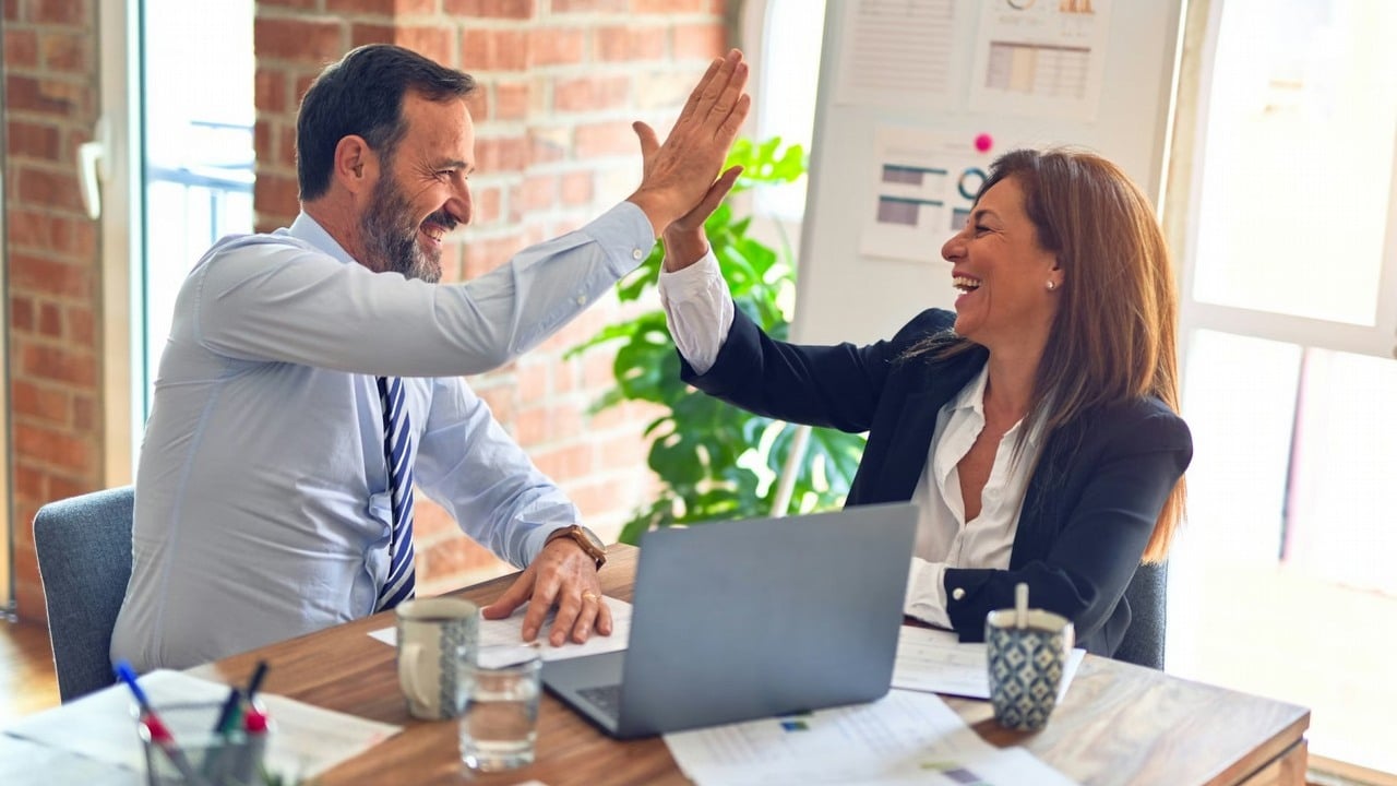 80 tysięcy zwolnionych w zaledwie trzy miesiące, z czego prawie 50% to „wina AI”: korporacje uświadomiły sobie, iż sztuczna inteligencja to idealny kozioł ofiarny