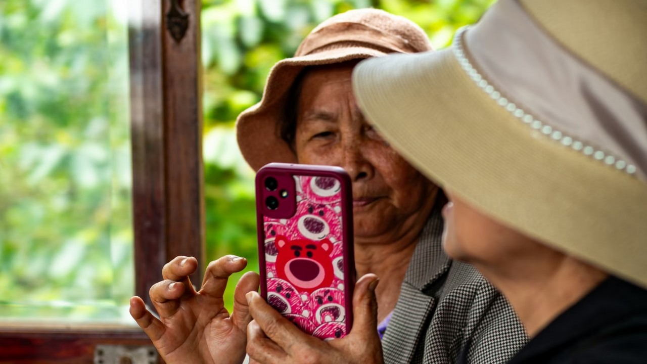 Matka rozmawia przez wideo z synem, który nie żyje. Rodzina zapłaciła za stworzenie AI awatara zmarłego mężczyzny
