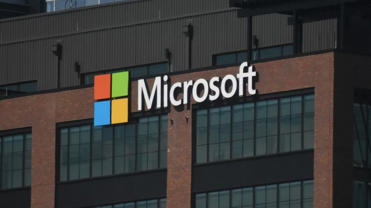 Microsoft proponuje dobrowolne odejścia 7% pracowników, by sfinansować rozwój AI. Firma obiecuje „hojne wsparcie” dla zdecydowanych