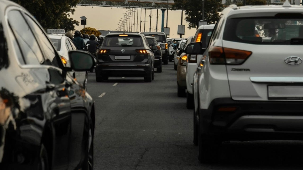 Nowy system radarowy nakłada grzywnę w wysokości ponad 850 zł za jazdę niewłaściwym pasem na autostradzie: projekt realizowany w Hiszpanii ma pomóc w zapobieganiu korkom
