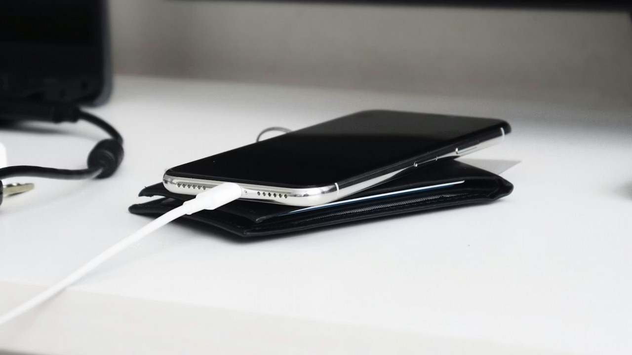 Wielu z nas robi to nieprawidłowo: strażacy wyjaśniają, jak ładować telefon komórkowy w domu, aby uniknąć wypadków
