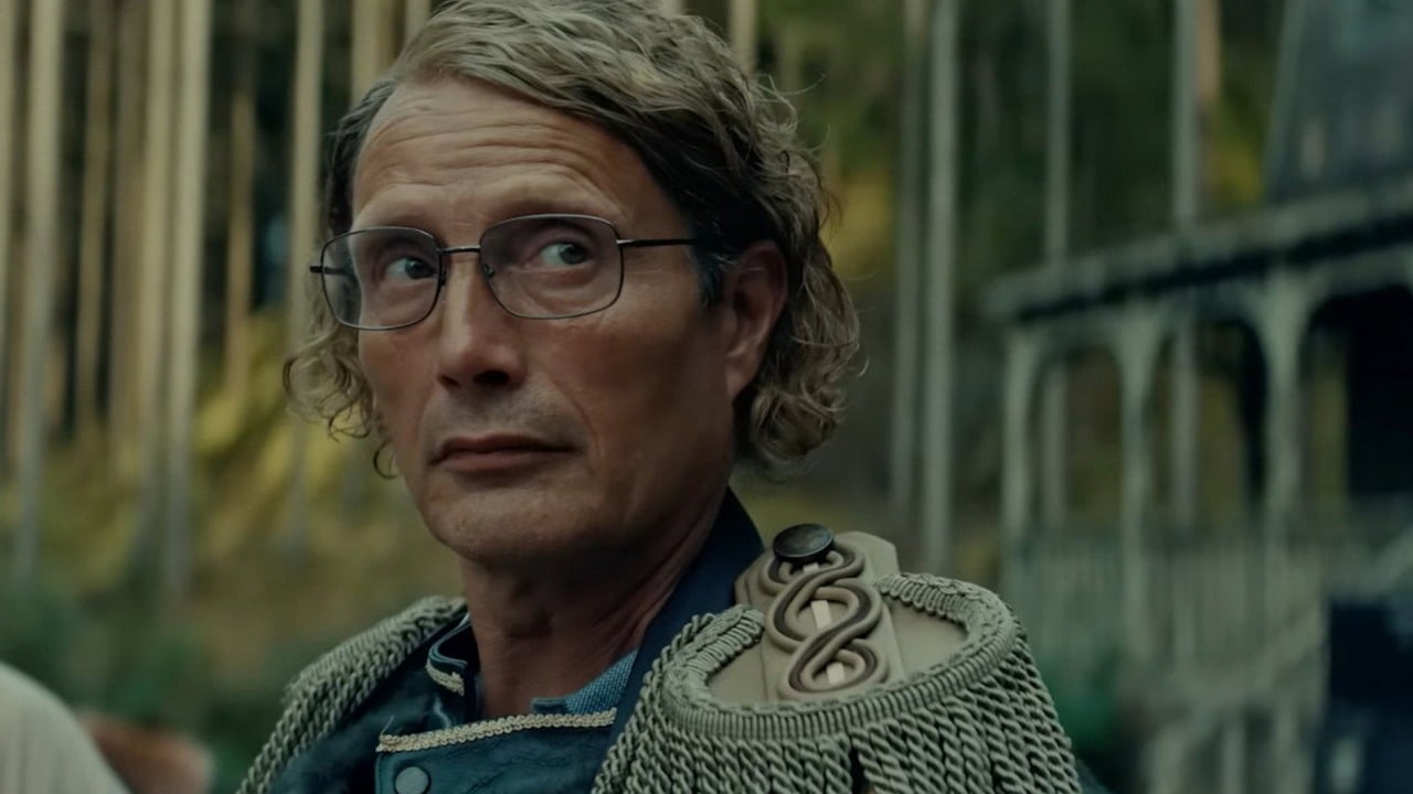 Ma 91% na Rotten Tomatoes i jest nowym numerem 1 w Polsce. Intrygująca komedia kryminalna z Madsem Mikkelsenem to największy przebój HBO Max weekendu