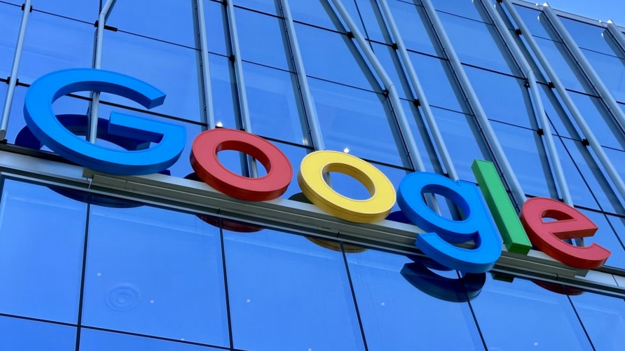 Google tnie etaty w działach cyberbezpieczeństwa, by według doniesień przerzucić „zaoszczędzone” pieniądze w rozwój AI