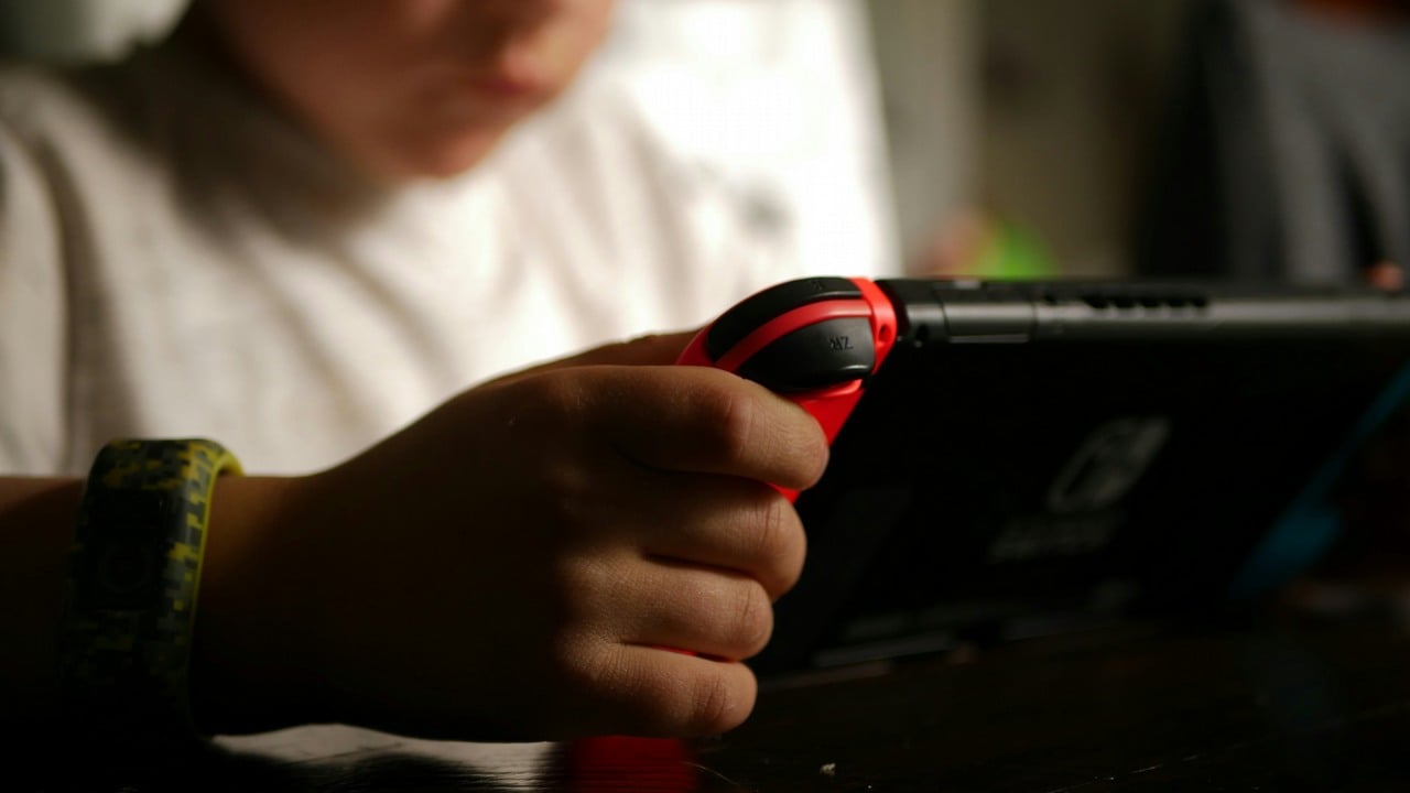 Psychologia mówi, iż choć dziecięcy gaming wydaje się mniej czasochłonny, to w połączeniu z TikTokiem i YouTube może nieść poważne skutki