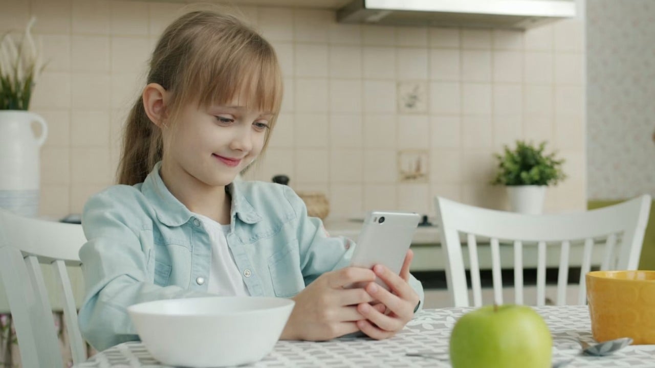 Dzieci spędzają w internecie średnio 4 godz. 25 min dziennie. To więcej niż dorośli