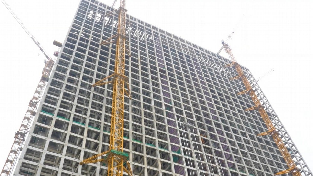 Zamienili lit na beton. 148-metrowa wieża w Chinach zasila sieć energią ze spadających 35-tonowych bloków