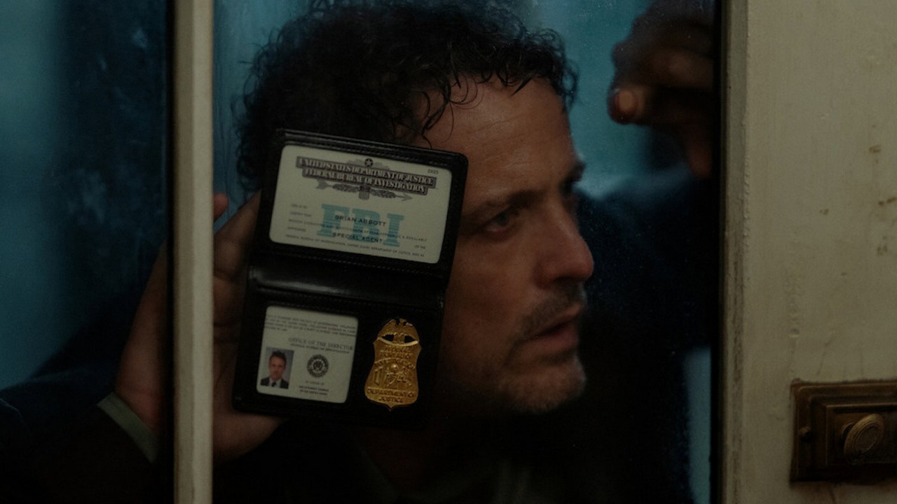 W ten weekend na Netflix nadrobisz jeden z najlepszych thrillerów ubiegłego roku. 8 trzymających w napięciu odcinków z szansą na Emmy