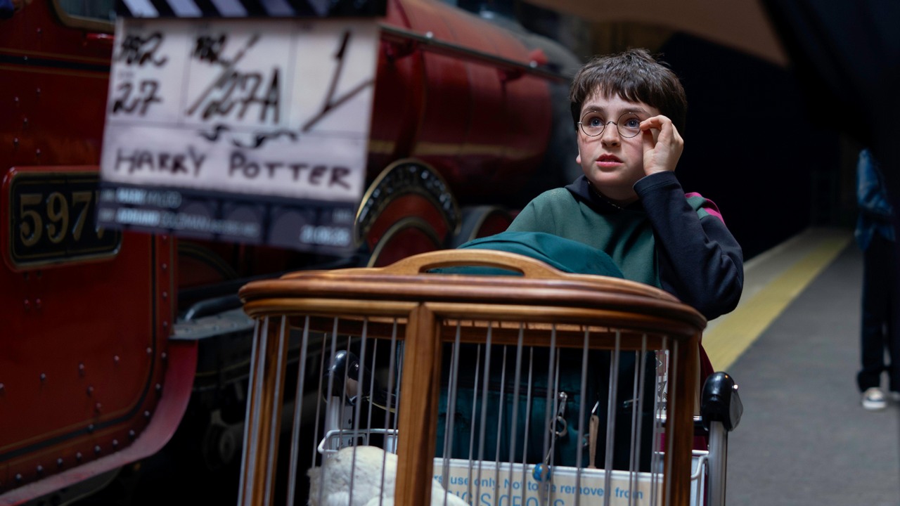 Praca na planie serialu Harry Potter jest „brutalna”. Ekipa jest zmuszona do pośpiechu, mimo iż „im szybsze tempo, tym bardziej cierpi na tym jakość”