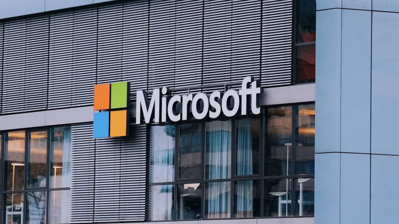 Windows wkracza w nową erę zabezpieczeń. Microsoft znalazł sposób na tańszą i skuteczniejszą ochronę firm dzięki AI