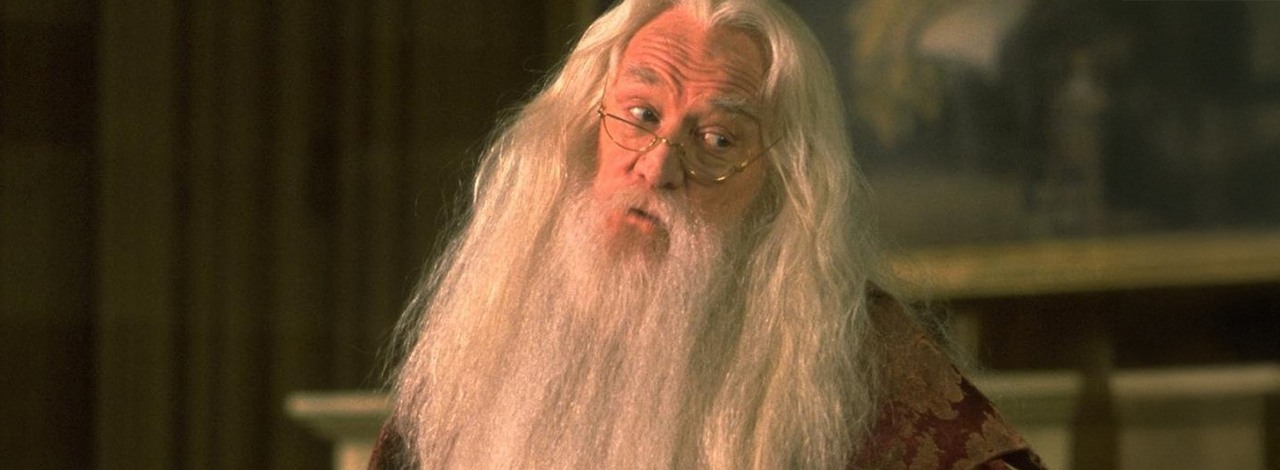 Co Dumbledore robi na plaży na zdjęciach z serialu Harry Potter? Po przetłumaczeniu zaklęcia fani są przekonani, iż rozgryźli tę scenę