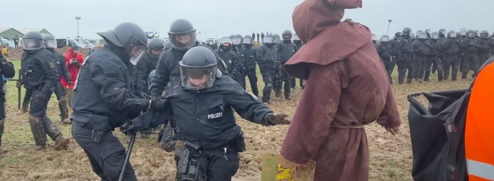 Niemiecki błotny czarodziej z protestu odtworzony z klocków LEGO