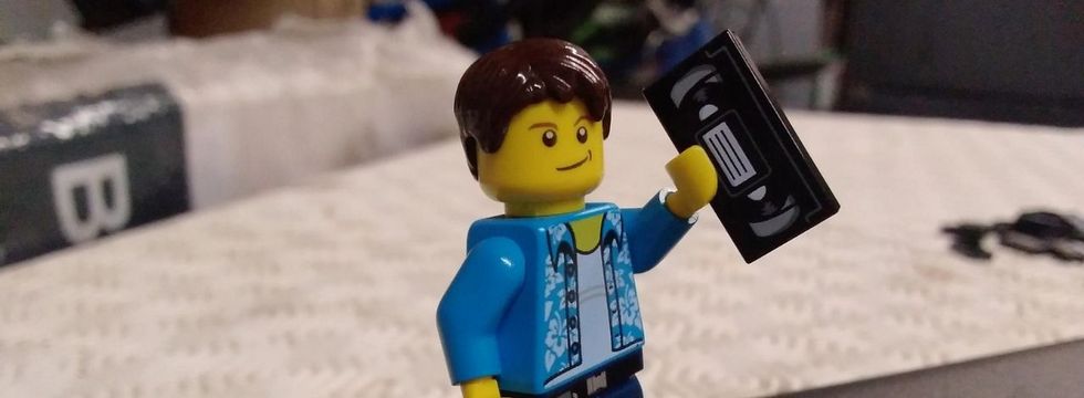 Czujecie nostalgię do VHS-ów? Magnetowid z klocków LEGO może okazać się zestawem idealnym dla fanów minionych czasów