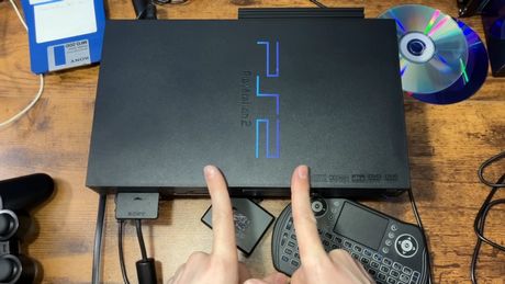 Zainstalował Windows 95 na PlayStation 2 i przekonał się na własnej skórze, dlaczego jest to jedna z najbardziej złożonych konsol Sony