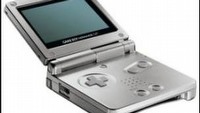 Game Boy Advance SP znika ze sklepowych półek jak świeże bułeczki
