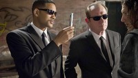 Men in Black: Alien Crisis razem z filmem Men in Black III