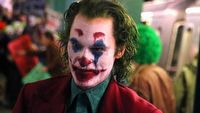 Joaquin Phoenix terroryzuje metro na nowych zdjęciach i filmie z planu Jokera