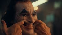 Joker pogrąża się w szaleństwie na pierwszym trailerze filmu