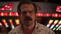 Hopper ze Stranger Things 3 w stylu Magnum P.I