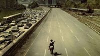 The Walking Dead - wyludniona Atlanta porównana z plakatem serialu
