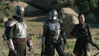 Boba Fett szykujący się do walki na planie The Mandalorian to zaskakujący widok