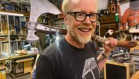 Adam Savage z Pogromców mitów stworzył replikę topora Kratosa