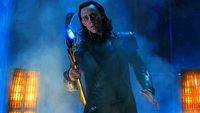 Loki na zwiastunie to zabawa z czasem i popisy aktorskie Toma Hiddlestona