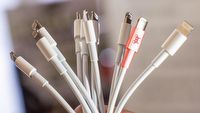 Kablujący kabel - wygląda jak zwykły przewód Lightning, lecz szpieguje